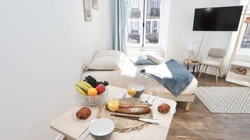 Iron/ironing board, WiFi, bed sheets