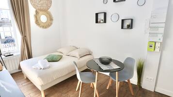 Iron/ironing board, WiFi, bed sheets