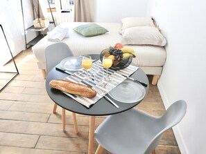 Iron/ironing board, WiFi, bed sheets - Napoléon Gare n°2 ★ Studio ★ Lumineux ★ ByLocly (Pontivy)