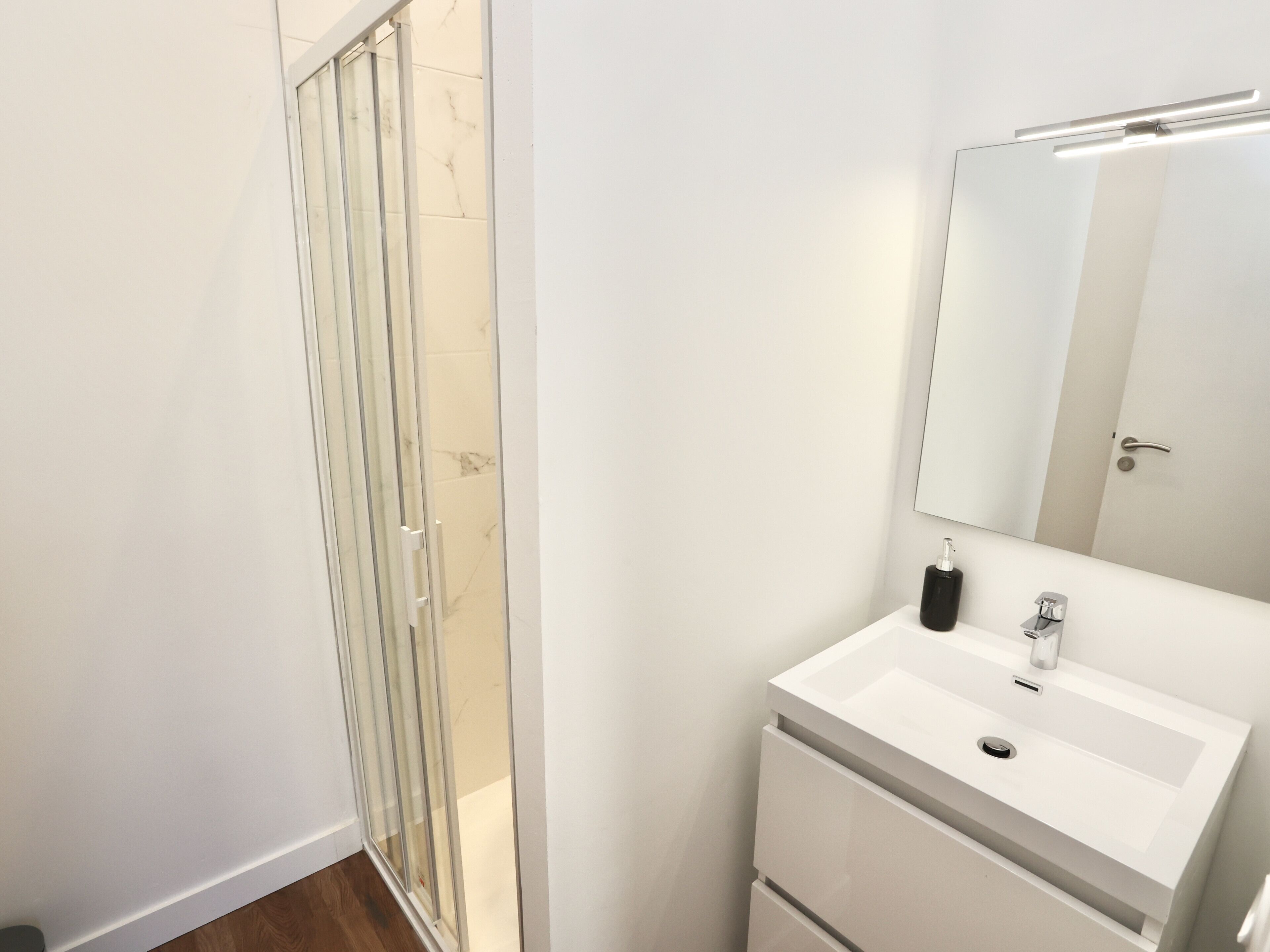 Douche, sèche-cheveux