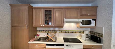 ثلاجة، ميكروويف، فرن، موقد طهي مسطح