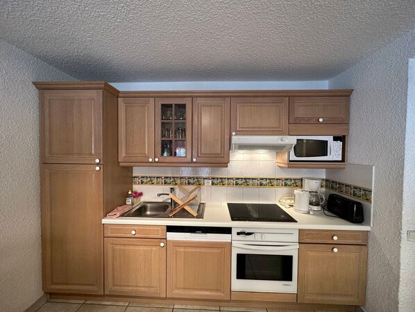 Køleskab, mikrobølgeovn, ovn, kogeplade