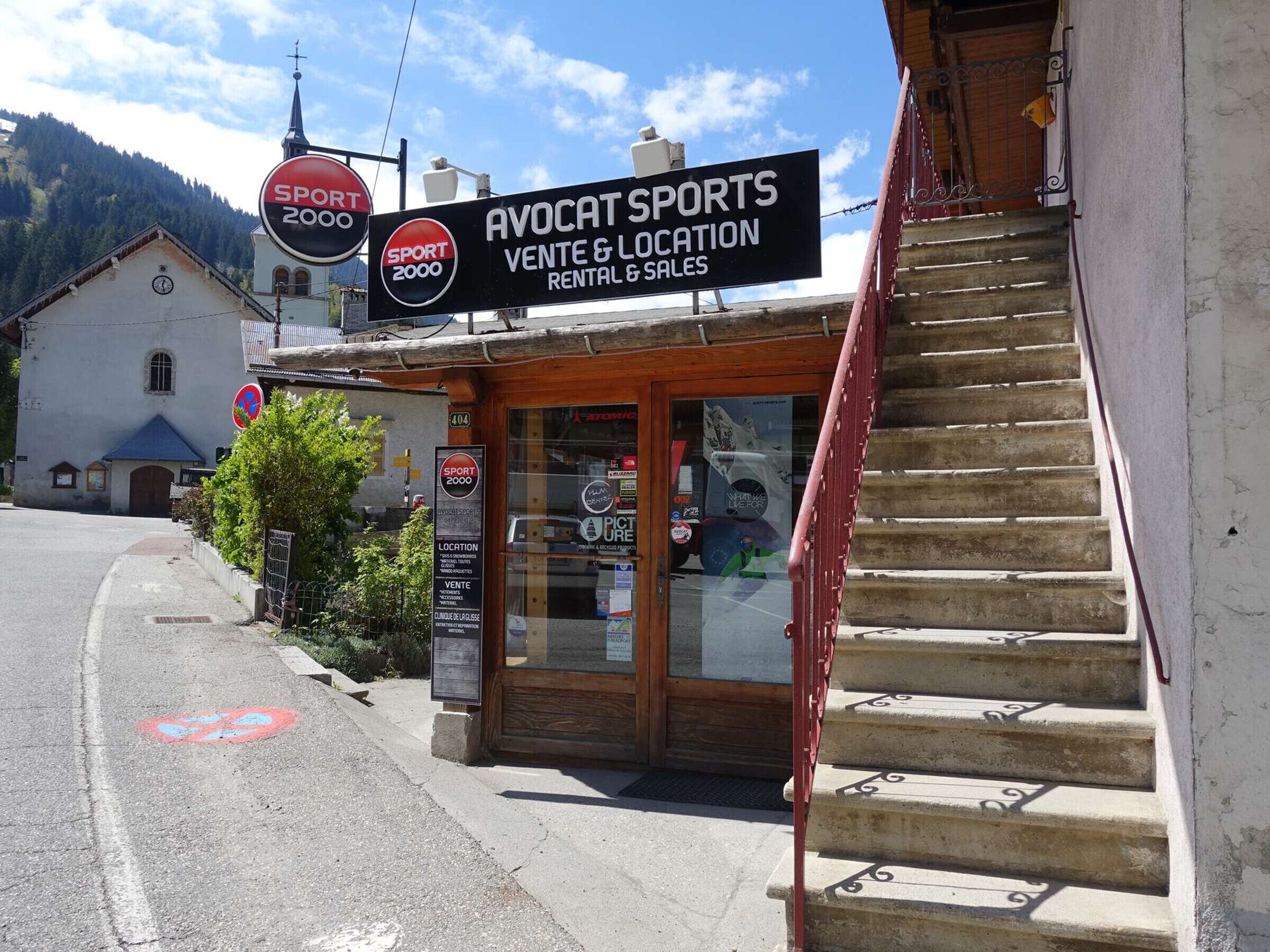 Een gebouw met een bord waarop 'Avocat Sports Vente & Location Rental & Sales' staat.