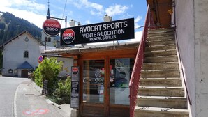 Un edificio con un letrero que dice 'Avocat Sports Vente & Location Rental & Sales'.