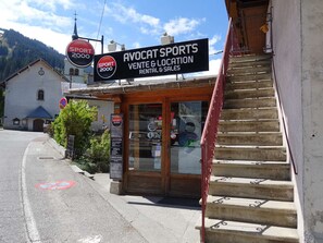 Un immeuble avec une enseigne indiquant « Avocat spécialisé dans le droit du sport, vente et location ».