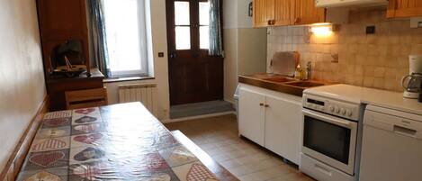 Fridge, dishwasher, coffee/tea maker, toaster