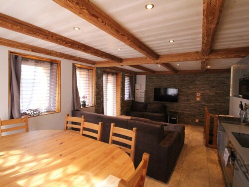Spacious 5-room apartment near slopes, up to 12 people, parking and balconies