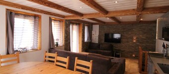 Spacious 5-room apartment near slopes, up to 12 people, parking and balconies