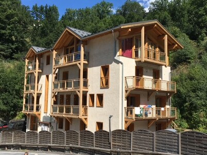 Comfortable 12-person apartment with balconies, parking, near village and slopes