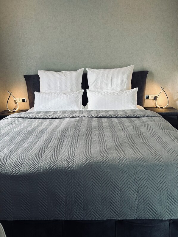 غرفة مزدوجة | أغطية فراش متميزة وواي فاي مجانًا وملاءات أسرّة