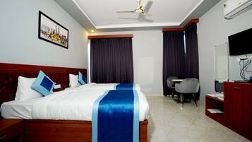 Chambre Triple Supérieure | Literie de qualité supérieure, couette en duvet d'oie