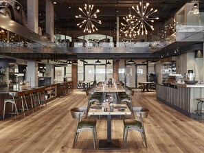 Makan tengah hari dan makan malam dihidangkan, sajian segar dari ladang 