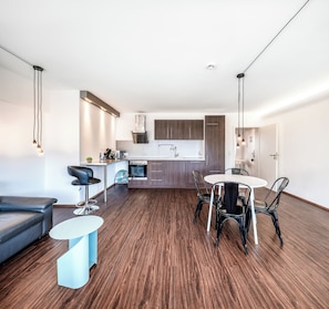 Deluxe Studio | Living area | 32-inch flat-screen TV with cable channels, TV - BoardingWorld Heidelberg (Heidelberg)