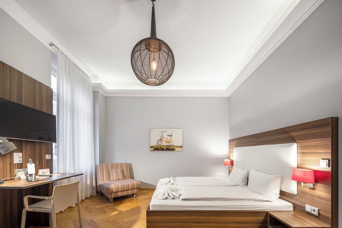 Doppelzimmer | 1 slaapkamer, hypoallergeen beddengoed, een bureau, een laptopwerkplek