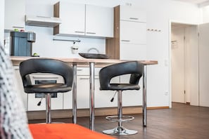 Vierbettzimmer | Private kitchen | Mini-fridge, microwave, stovetop, coffee/tea maker - BoardingWorld Heidelberg (Heidelberg)