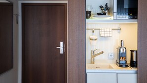 A modern kitchen with a microwave, coffee maker, and sink. - BoardingWorld Heidelberg (Heidelberg)