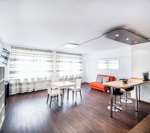 Vierbettzimmer | Living area | 32-inch flat-screen TV with cable channels, TV - BoardingWorld Heidelberg (Heidelberg)
