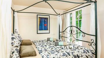 3 bedrooms, iron/ironing board, travel crib, free WiFi