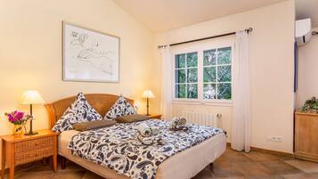 3 habitaciones, tabla de planchar con plancha y cuna de viaje