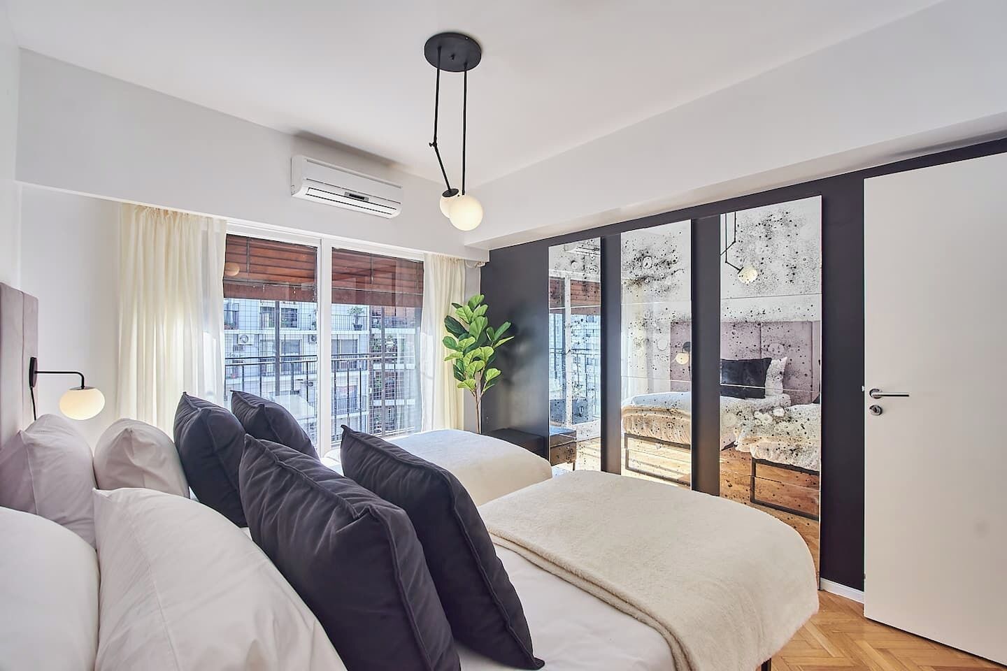 3 slaapkamers, een strijkplank/strijkijzer, gratis wifi, beddengoed