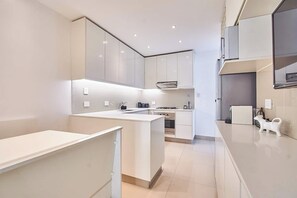 Kühlschrank, Mikrowelle, Ofen, Geschirrspüler