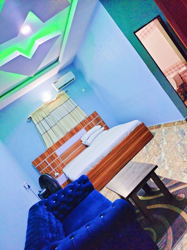 Executive kamer | Individueel gedecoreerd, individueel gemeubileerd, een bureau