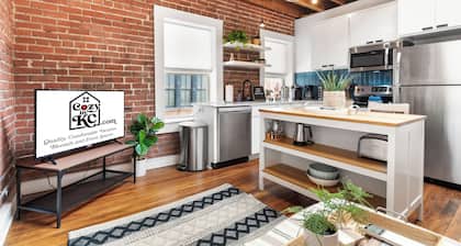 Oak Loft #6 + Walkable to Downtown + Parking