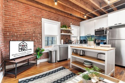 Oak Loft #6 + Walkable to Downtown + Parking
