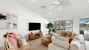 Smart TV, fireplace