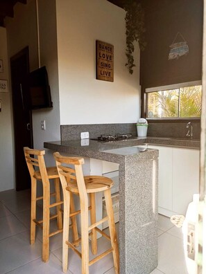 Cabana conforto | Cozinha privada | Geladeira, micro-ondas, talheres/pratos/utensílios de cozinha, freezer