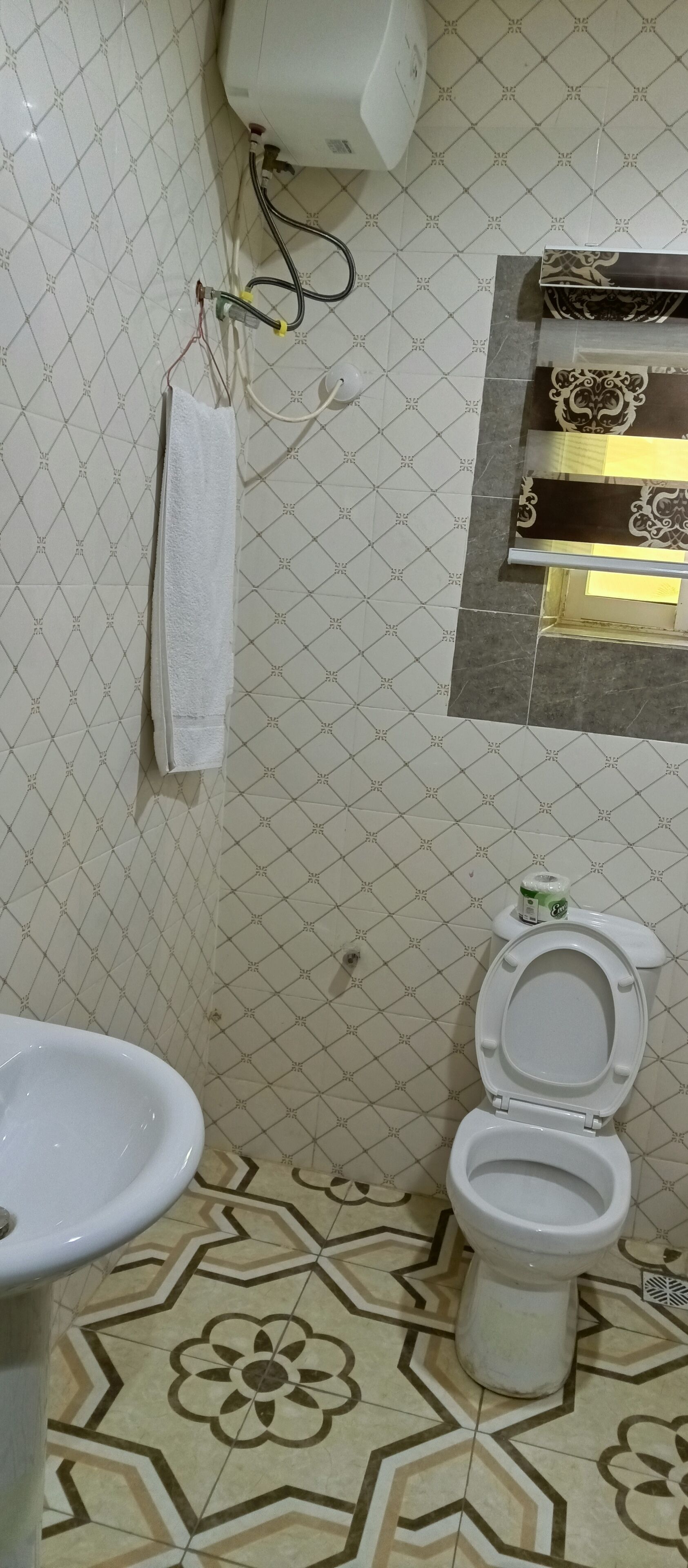 Un baño con inodoro, bidé y lavamanos.