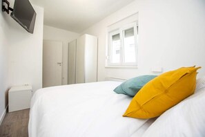 Apartamento Deluxe, 3 habitaciones, acceso a la piscina, vistas al patio | 3 dormitorios, ropa de cama de alta calidad, colchones viscoelásticos