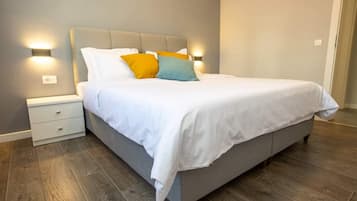 Deluxe appartement, 3 slaapkamers, toegang tot zwembad, uitzicht op de binnenplaats | 3 slaapkamers, luxe beddengoed, bedden met traagschuimmatrassen