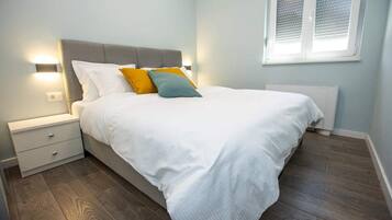 Deluxe-Apartment, 3 Schlafzimmer, Poolzugang, Blick auf den Innenhof | 3 Schlafzimmer, hochwertige Bettwaren, Betten mit Memory-Foam-Matratzen