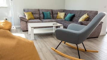 Deluxe appartement, 3 slaapkamers, toegang tot zwembad, uitzicht op de binnenplaats | Woonruimte | Een 100-cm televisie met kabelzenders