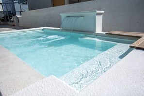 Seasonal outdoor pool, pool umbrellas, sun loungers - Apartment Mareta Wave (Zadar)
