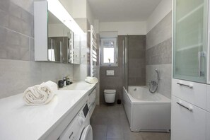 Deluxe Apartment, 3 Bedrooms, Pool Access, Courtyard View | Bathroom | Separate bathtub and shower, free toiletries, hair dryer, towels - Apartment Mareta Wave (Zadar)