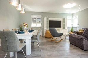 Appartement Deluxe, 3 chambres, accès à la piscine, vue sur la cour intérieure | Aire de séjour | Téléviseur de 100 cm avec télévision par câble