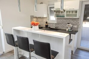 Appartement Deluxe, 3 chambres, accÚs à la piscine, vue sur la cour intérieure | Cuisine privée | Réfrigérateur grande capacité avec congélateur, four à micro-ondes