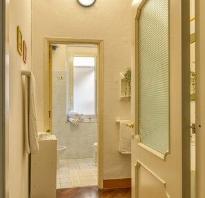 City Apartment | Bathroom | Shower, hydromassage showerhead, hair dryer, bidet - IzzHome Sonnino (Cagliari)