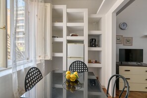 Großer Kühlschrank, Mikrowelle, Ofen, Toaster