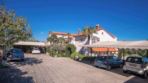 Property grounds - Holiday apartment with a/c (Malinska)