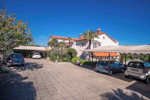 Property grounds - Holiday apartment with a/c (Malinska)