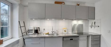 Køleskab, kogeplade, opvaskemaskine, kaffe-/temaskine