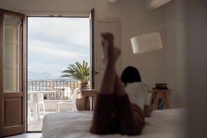 Romantisk suite, spabadekar, sjøutsikt (Incanto) | Sengetøy av topp kvalitet, dundyner, memory foam-senger og minibar