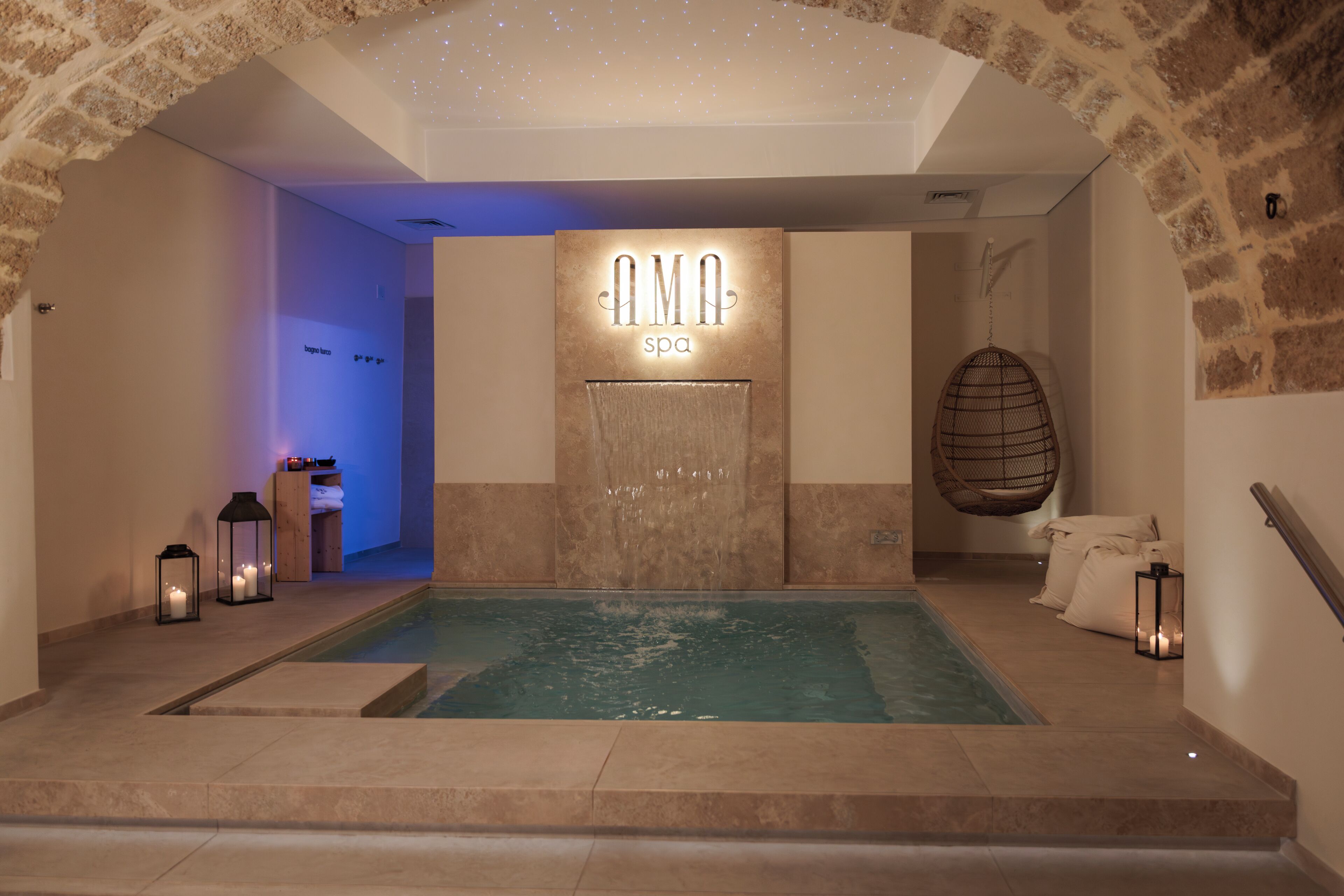 Salas de tratamiento para parejas, un sauna, una bañera de hidromasaje
