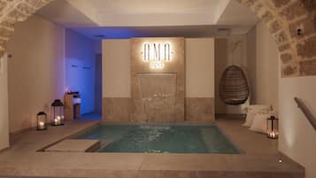 Salas de tratamiento para parejas, un sauna, una bañera de hidromasaje