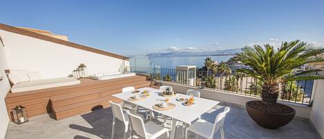 Romantisk svit - bubbelpool - havsutsikt (Incanto) | Terrass/Patio