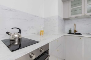 Een koelkast, een oven, een kookplaat, een vaatwasser