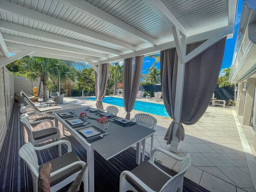 6-Person Villa with Pool, Walk to the Beach